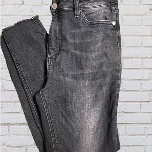 Judy blue jeans size 11/30 skinny fit 
Worn once 
Frayed bottoms 
Black/grayish
